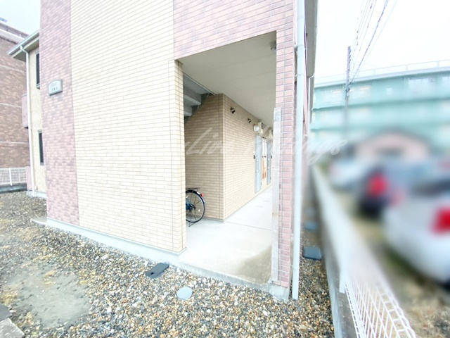 横浜市栄区桂町のアパートのエントランス