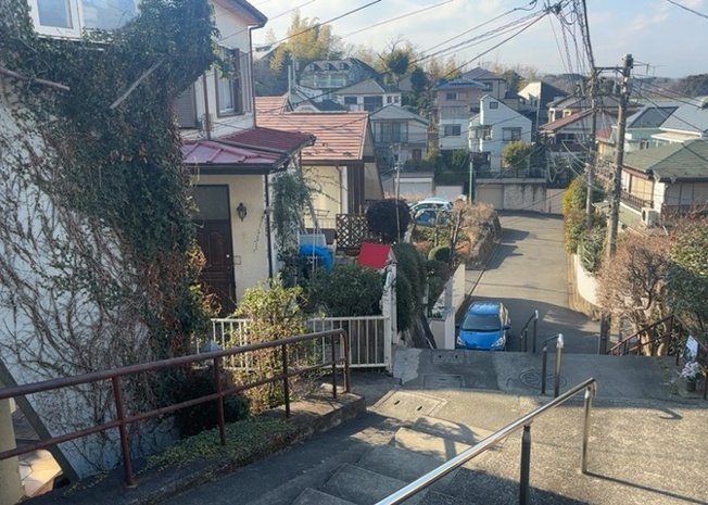 【外観】 | 土地の形が極端に長細かったり、狭小地、あるいは道路との高低差がある傾斜地だった場合、後々売ろうとしても買い手がつかない場合もあります。後々、売却することになった時に価値の下がらない土地を選びましょう。