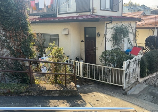 【外観】 | 家を建てる場合、方位は要チェックです。現実的に日当たりのよい家ならばリビングは南側、建築基準法でも北側に当たる家への配慮は求められています。土地を見学に行く際は、方位磁針を持って行くようにしましょう。