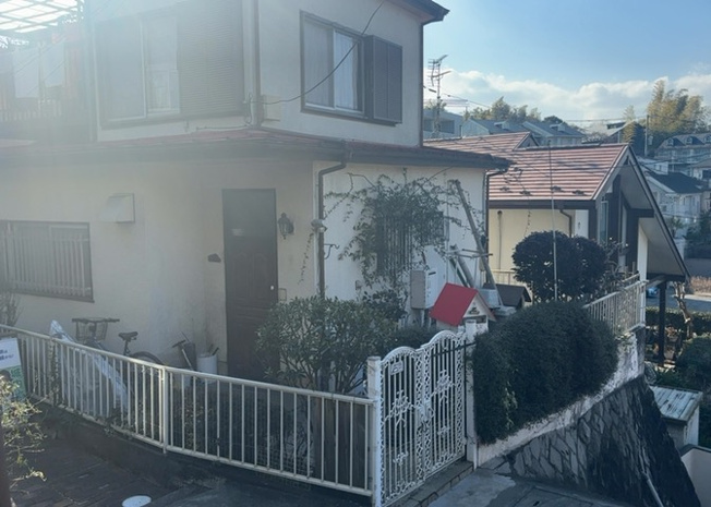 【外観】 | 土地を買う際、住む地域の自治体や福祉の補助制度にも注目してみましょう。子供や老人の医療補助やゴミ出しのルールなど、自治体によってルールに大きな違いがあるため、暮らしやすい土地で判断するとよいでしょう。