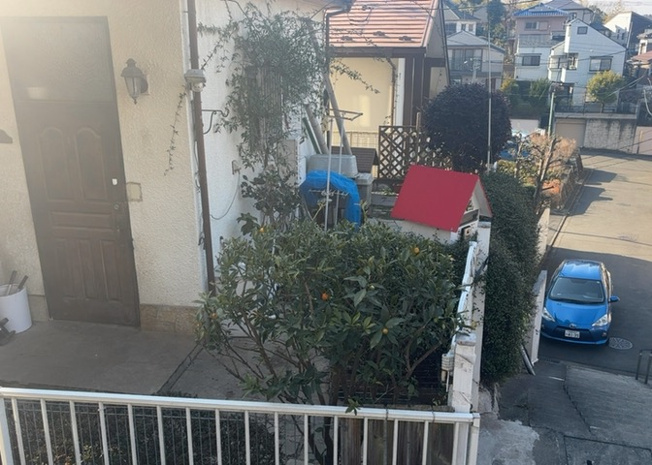 【外観】 | 土地の前の道路に消火栓が設置されていることがあります。この場合、道路交通法第45条第1項により、駐車禁止の場所が指定されています。そのため、車庫などの駐車スペースをつくることができない場合があります。