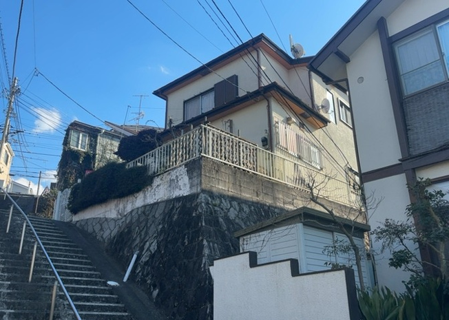 【外観】 | 現地に行くなら、物件の周囲の地形がどうなっているかを見ることも大切です。周辺より低くなっている土地では、大雨などで水が集まりやすいため、地盤が弱くなっているということも考えられるため、注意が必要です。