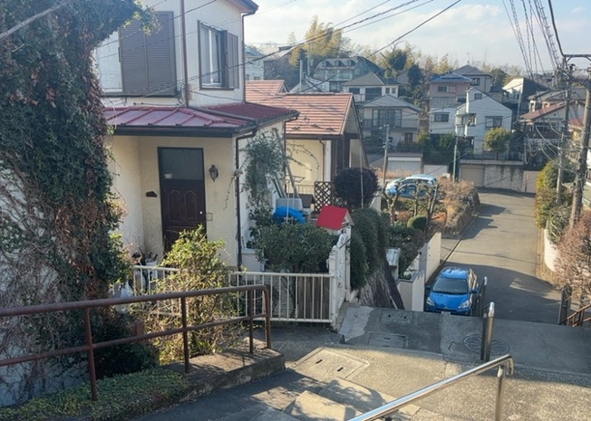 【外観】 | 隣家の土地はどうなっているのか、生活利便施設が近くにあるのか、学校まで近いかなど、お客様のライフスタイルにあわせたイメージが重要です。また、近くにあると困る施設が近くにないかも確認するといいでしょう。