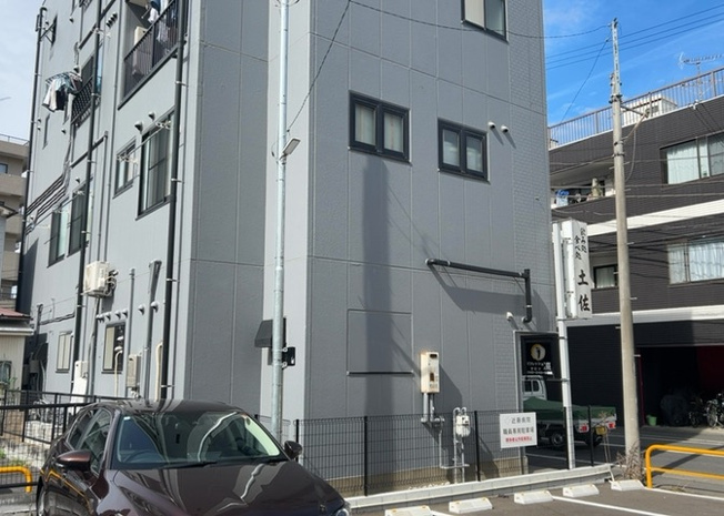 【外観】 | ＷＩＬＬ厚木 | 家を建てる場合、方位は要チェックです。現実的に日当たりのよい家ならばリビングは南側、建築基準法でも北側に当たる家への配慮は求められています。土地を見学に行く際は、方位磁針を持って行くようにしましょう。