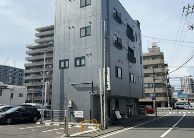 【外観】 | ＷＩＬＬ厚木 | 現地に行くなら、物件の周囲の地形がどうなっているかを見ることも大切です。周辺より低くなっている土地では、大雨などで水が集まりやすいため、地盤が弱くなっているということも考えられるため、注意が必要です。