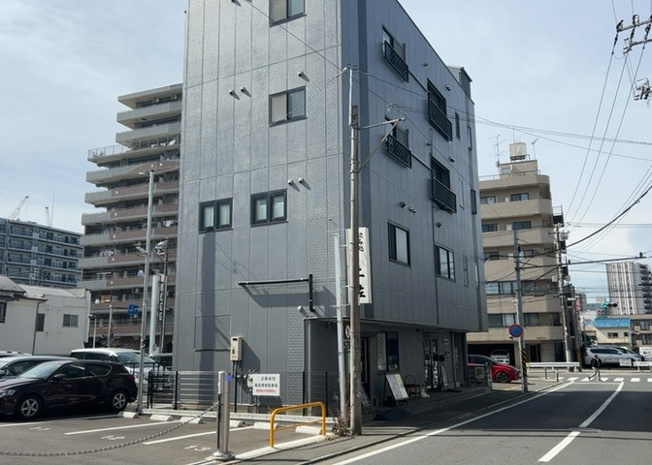 【外観】 | ＷＩＬＬ厚木 | 現地に行くなら、物件の周囲の地形がどうなっているかを見ることも大切です。周辺より低くなっている土地では、大雨などで水が集まりやすいため、地盤が弱くなっているということも考えられるため、注意が必要です。