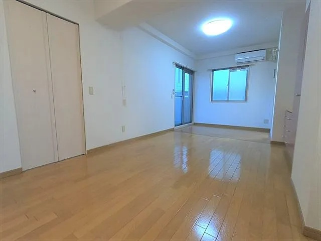 オリエントコートの居間・リビング