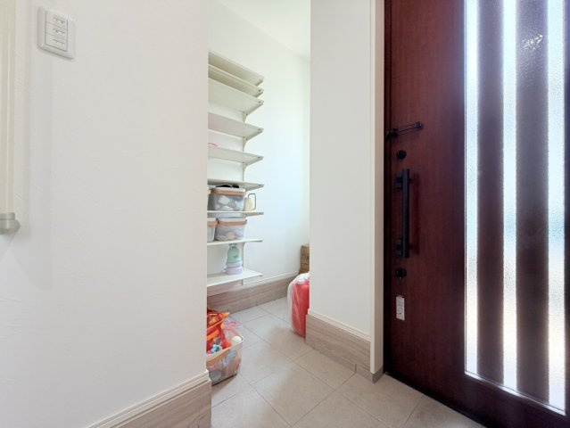 【築浅オール電化！】タマホーム注文♪那珂市菅谷中古住宅の玄関