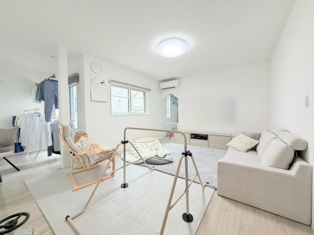 【築浅オール電化！】タマホーム注文♪那珂市菅谷中古住宅の居間・リビング
