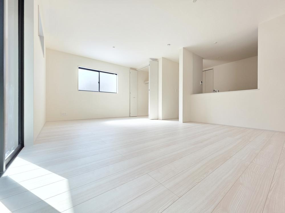 【Livele Garden.S】国分寺北町の居間・リビング|LDK18帖のゆとりある空間に加え、対面キッチン採用で家族との会話が広がる設計