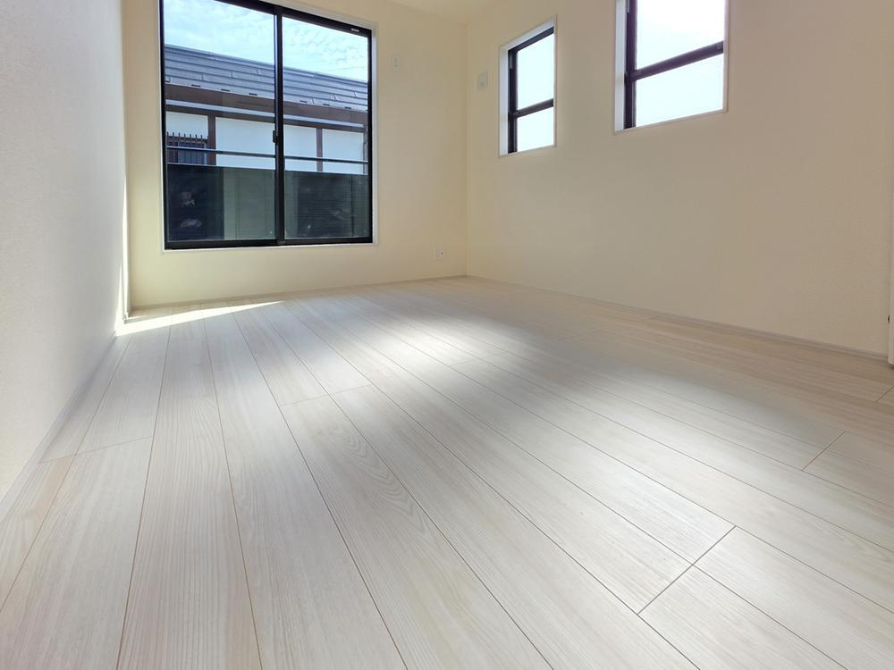 【Livele Garden.S】国分寺北町の洋室|２面採光なので、日差しを長時間受ける事が出来る暖かいお部屋です。