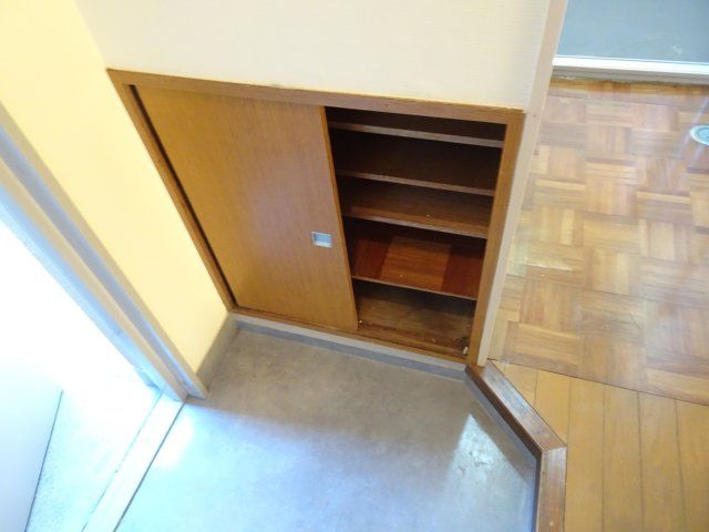 ウサミアパートメントの玄関