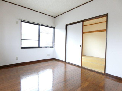 【内装】 | 八乙女庵 | ６帖の洋室には２面に窓があります。