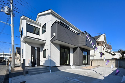 【外観】 | 太田市藤久良町第7　一建設 | ついに建物完成いたしました！ぜひ一度ご見学ください♪
青空に映えるエクステリアです。