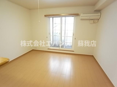 【居間・リビング】 | グリーンヒルズＢ | こちらの居間で趣味の時間をお楽しみください