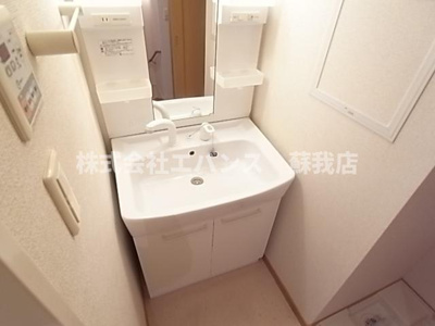 【独立洗面台】 | グリーンヒルズＢ | 独立洗面台、小物を置くことができて便利です