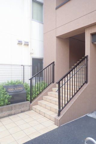 レクセルマンション上野松が谷のエントランス