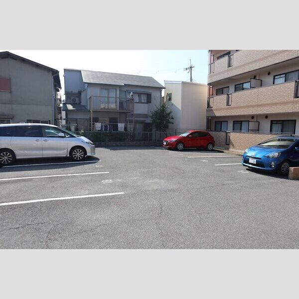 ファミーユⅡの駐車場