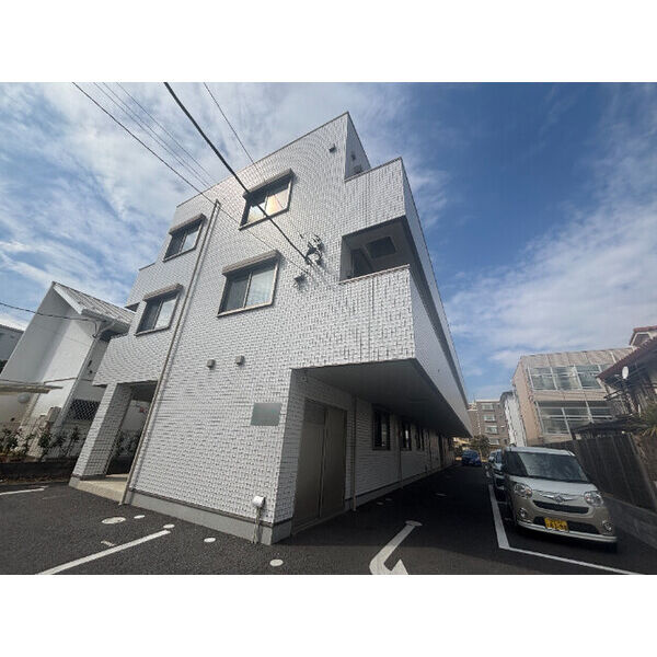 ファミリア一番館の駐車場