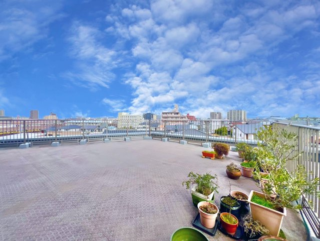グラン・コート藤が丘の展望|植栽を育てたり、憩いのスペースとして利用したり、様々な用途で使えるルーフバルコニーです！