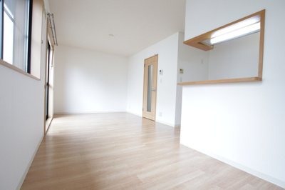 窓が二つあり明るいリビングです