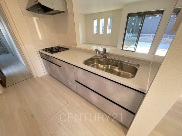 第１吉岡町漆原１号棟のキッチン|シンクも大きく洗い物もしやすい浄水器付。シャワーヘッドは引き出し可能、シンクの隅々まで洗い流せます。