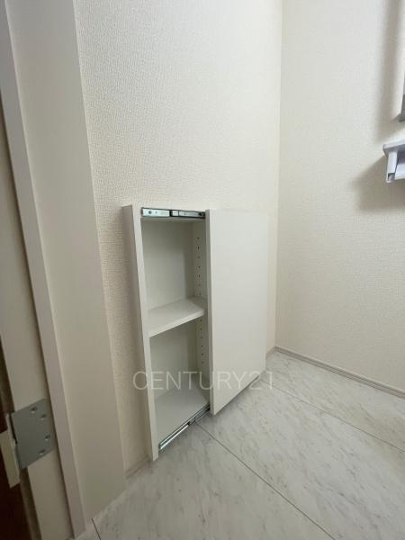 第１吉岡町漆原１号棟のトイレ|トイレ壁部分に埋め込み収納付き。
ペーパーストックに便利です。