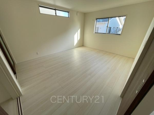 第１吉岡町漆原１号棟の寝室|２面採光の明るい洋室です。