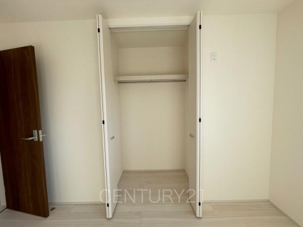 第１吉岡町漆原１号棟の収納|ハンガーパイプ付きクローゼットです。