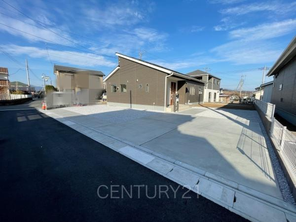 第１吉岡町漆原１号棟の前面道路含む現地写真|並列駐車可能な駐車場スペースです。