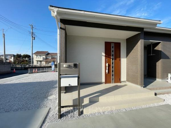 第１吉岡町漆原１号棟の玄関|スマートキー付きの玄関。
鍵を探すことなくドアの開閉が可能です。
郵便物を守る鍵付きポストです。
インターホンは録画機能付きで防犯面に優れます。