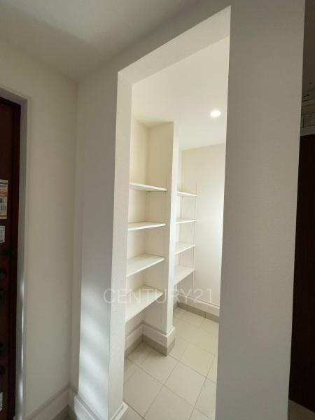 第１吉岡町漆原１号棟の玄関|玄関横に土間収納付き。
沢山の収納が可能です。