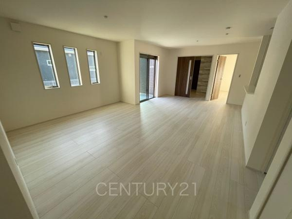 第１吉岡町漆原１号棟の居間・リビング|大きいソファーがおける広々リビング