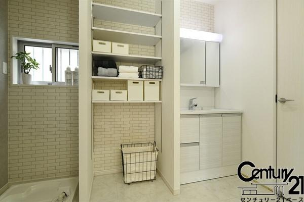 橿原市中曽司町 ／新築一戸建の内観：施工例|■三面鏡タイプのミラーキャビネット！収納スペースも豊富です！■