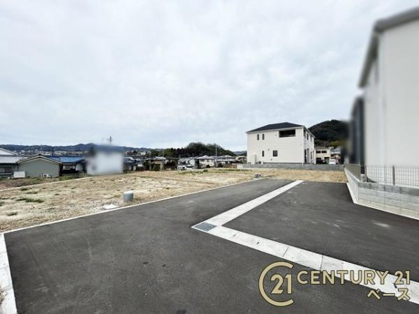 生駒郡斑鳩町龍田４丁目の売地の前面道路含む現地写真|■現地撮影写真■前面道路約６ｍでお車の出し入れも楽々！