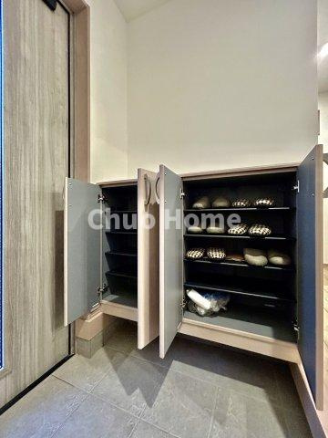 足立区神明2丁目新築分譲住宅の玄関|【玄関】玄関には大型のシューズクローゼットを設置しておりますのでいつでもスッキリりとした空間を保てます。玄関周りを清潔に使うのはとても大事なことですよね。