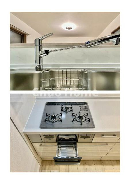 足立区神明2丁目新築分譲住宅のキッチン|【キッチン水栓】キッチン水栓はシャワーヘッドが伸びますのでシンクの隅々まで届きます。【三ツ口コンロ】奥様に好評な三ツ口コンロと魚焼きグリルです。