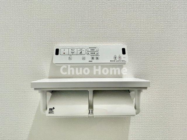 足立区神明2丁目新築分譲住宅の内装|【ウォシュレット】清潔に使いたいお手洗いには最適な設備です。もちろんウォームレットも標準装備です。