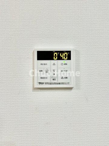 足立区神明2丁目新築分譲住宅の発電・温水設備|【給湯リモコン】外での一日を忘れさせてくれるオートバス機能でお好みの湯量・温度に調整された浴槽。