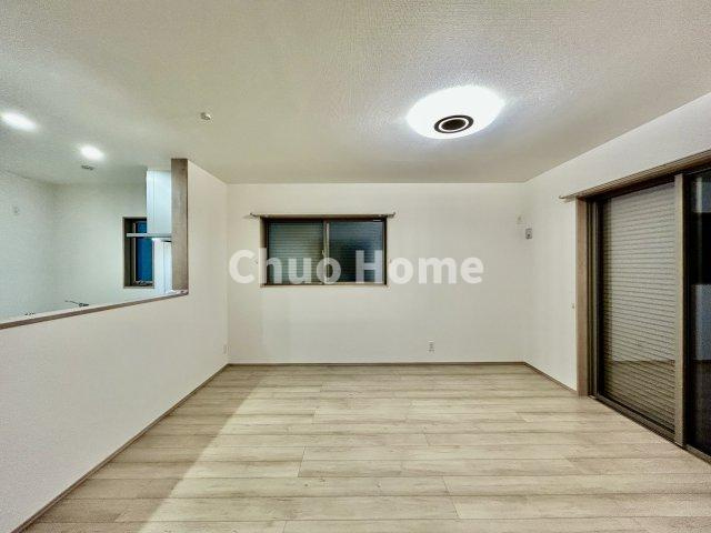 足立区神明2丁目新築分譲住宅のキッチン|視界に広がりを生むオープンなキッチン。料理や片付けをしながら、家族との会話を楽しんだり、リビングで遊ぶ子どもを見守れます。ご見学時には家具の配置などもイメージしながらぜひご覧になって見て下さい。