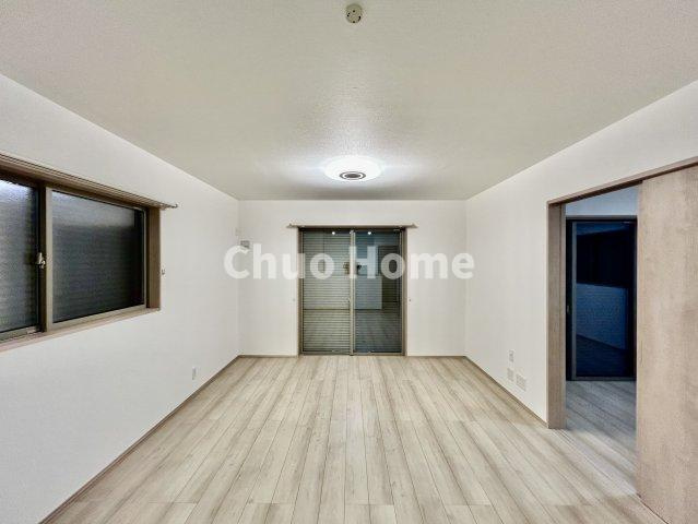 足立区神明2丁目新築分譲住宅の居間・リビング|【リビングダイニング】一日の中で多くの時間を過すことになるリビングダイニングだからこそ、いつも穏やかな空間であることが必然。爽やかな通風と採光を存分に感じる事が出来る空間です。