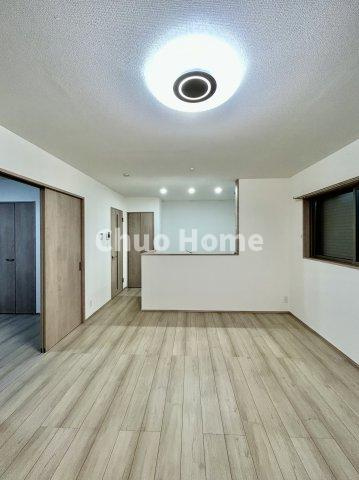 足立区神明2丁目新築分譲住宅のダイニング|【ダイニング】忙しい朝でも、しっかり家族が揃って食事をして頂けるゆとりある大きさのダイニングスペース。奥様が作る手料理をカウンター越しに受けとって頂き、テーブルで囲む素敵な時間を存分に愉しんで下さい。