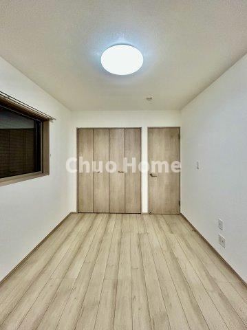 足立区神明2丁目新築分譲住宅の寝室|【寝室】心と体をゆったりと安らげる主寝室。寝室のゆとりが大きい分だけ、暮らしの安らぎは深まります。一日の疲れを癒すだけでなく、ご夫婦の親密な語らいを紡ぎ出します