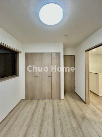 足立区神明2丁目新築分譲住宅の子供部屋|【子供部屋】お子様を持つ家庭の約6割が「家族や子どものため」に購入を希望。入学後の転校を避け、広い空間でのびのび育てたいなどの親心が、家探しのきっかけになっているようです。