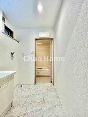 足立区神明2丁目新築分譲住宅の脱衣所|【洗面所】明るい洗面所は朝をすっきりさせてくれる空間です。バタバタしている忙しい朝でも収納が多い洗面台では短い時間で効率良く支度ができます。