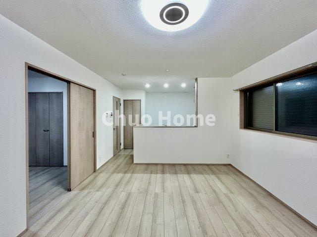 足立区神明2丁目新築分譲住宅の居間・リビング|【居間・リビング】「ＬＤＫは家族団らんをデザイン」広いＬＤＫでは家族が集まり一緒の時間を過ごせる工夫がされております。何気ない一日の当たり前のひとコマがいつか一生の宝物になります