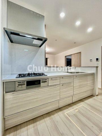 足立区神明2丁目新築分譲住宅のキッチン|ワイドで収納豊富なシステムキッチン