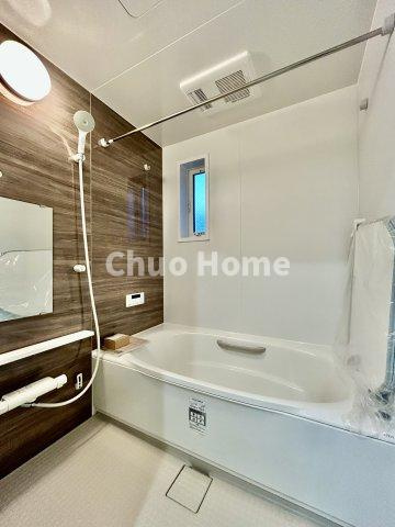 足立区神明2丁目新築分譲住宅の浴室|【バスルーム】暖房換気乾燥機付きシステムバスルーム。暖房・冷風・換気・乾燥など、毎日を快適に過ごせるうれしい機能が揃っています。雨の日の洗濯物も安心です。