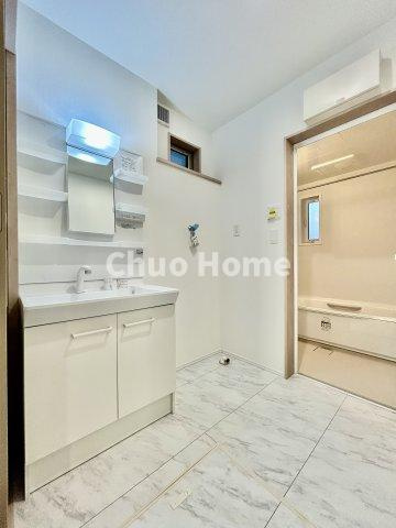 足立区神明2丁目新築分譲住宅の独立洗面台|【洗面化粧台】洗面化粧台には三面鏡を採用。身だしなみを整えやすい事はもちろんですが、鏡の後ろに収納スペースを設ける事により、散らかりやすい洗面スペースをすっきりさせる事が出来るのも嬉しいですね