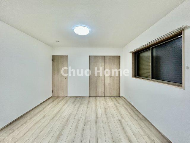 足立区神明2丁目新築分譲住宅の洋室|【洋室】快適に過ごす条件は、一人ひとり違います。だからこそ飾り過ぎないシンプルな内装と偏り過ぎないデザインで統一しております。居住していく中でオーナー様だけの【マイホーム】に創り上げて下さい